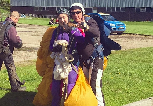 Supporter skydiving
